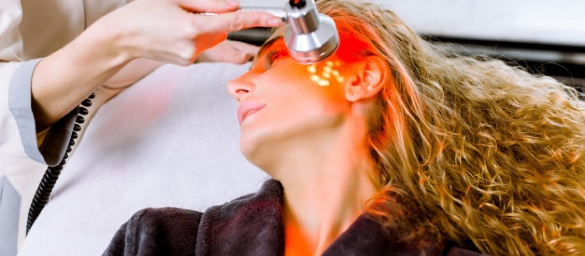 beautician-doing-red-led-light-therapy-blond-woman-beauty-salon-facial-photo-therapy-skin-pore-cleansing-anti-aging-treatments-photo-rejuvenation-procedure-close-up_161094-2343